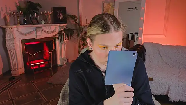 Snapshot of Jes_Solar chatting on 11.30.25 Jes Solar online show from 11.30.25