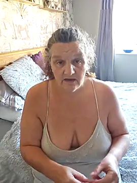 MissQueenBeex online show from 10.12.25