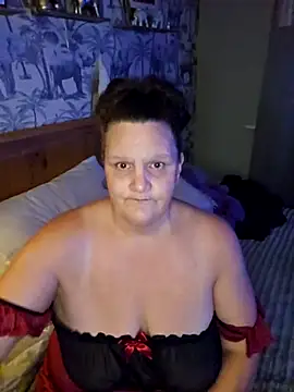 MissQueenBeex online show from 12.04.25