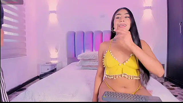 Snapshot of candyandmarilyn chatting on 11.16.25 candyandmarilyn online show from 11.16.25