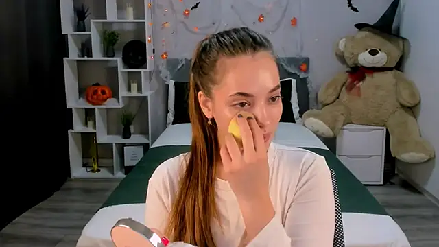 MelanieAlves online show from 10.15.25