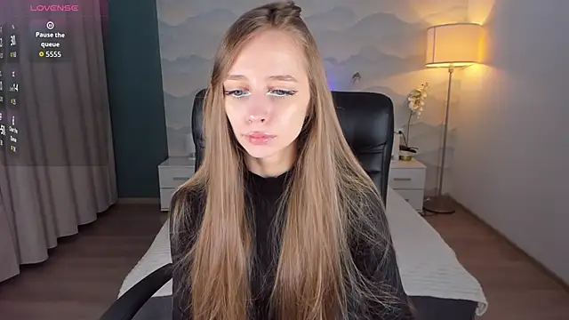 Snapshot of Amy_Waynee chatting on 10.13.25 Amy Waynee online show from 10.13.25