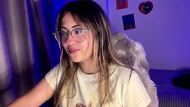 Snapshot of emma__bell_ chatting on 10.23.25 emma bell online show from 10.23.25