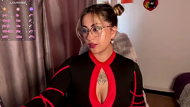 Snapshot of emma__bell_ chatting on 10.31.25 emma bell online show from 10.31.25