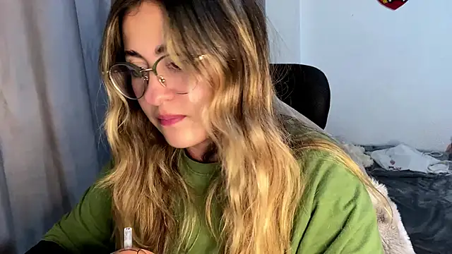 Snapshot of emma__bell_ chatting on 11.14.25 emma bell online show from 11.14.25