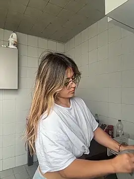 Snapshot of emma__bell_ chatting on 12.04.25 emma bell online show from 12.04.25