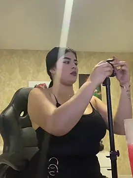 Snapshot of Kariina__69 chatting on 12.16.25 Kariina 69 online show from 12.16.25