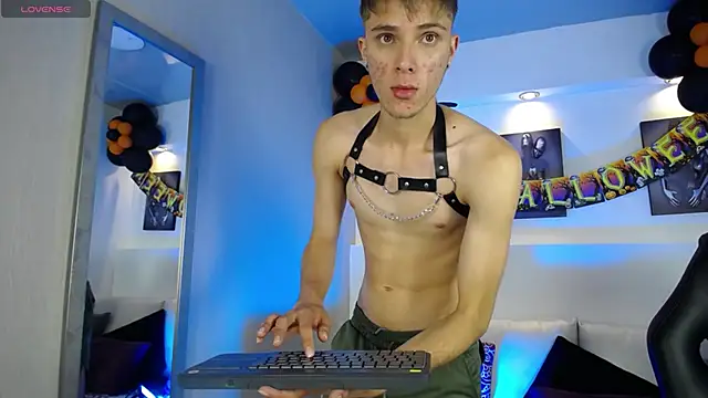 Snapshot of Robbin_Blaze chatting on 10.25.25 Robbin Blaze online show from 10.25.25