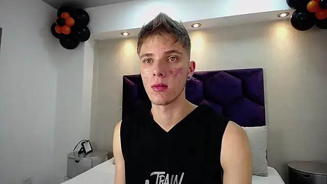 Snapshot of Robbin_Blaze chatting on 10.27.25 Robbin Blaze online show from 10.27.25