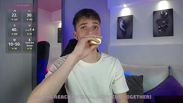 Snapshot of Robbin_Blaze chatting on 11.22.25 Robbin Blaze online show from 11.22.25