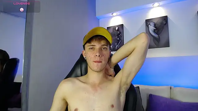 Snapshot of Robbin_Blaze chatting on 12.04.25 Robbin Blaze online show from 12.04.25