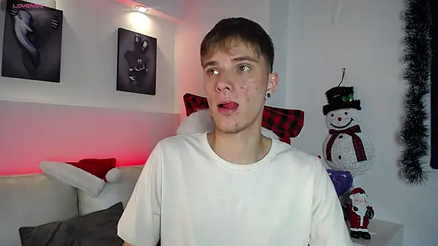 Snapshot of Robbin_Blaze chatting on 12.14.25 Robbin Blaze online show from 12.14.25