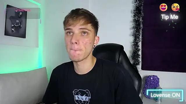 Snapshot of Robbin_Blaze chatting on 12.20.25 Robbin Blaze online show from 12.20.25