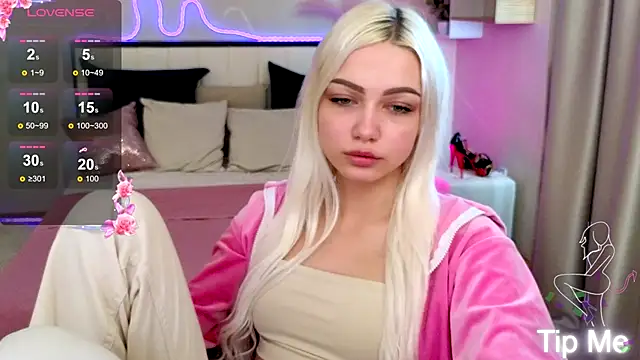 Snapshot of LinaLirian chatting on 10.15.25 LinaLirian online show from 10.15.25