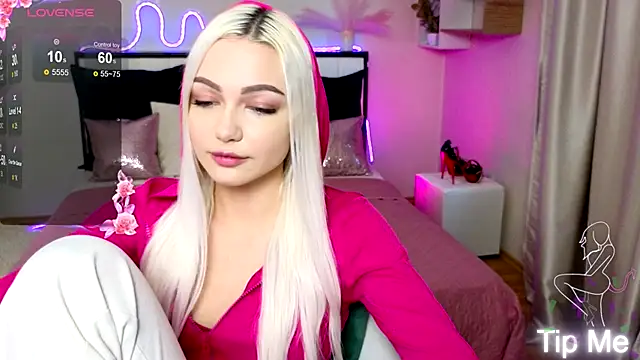 Snapshot of LinaLirian chatting on 10.17.25 LinaLirian online show from 10.17.25