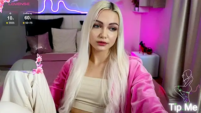 Snapshot of LinaLirian chatting on 10.18.25 LinaLirian online show from 10.18.25