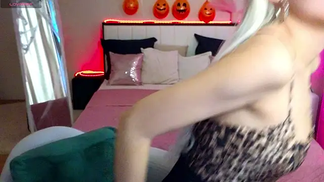 Snapshot of LinaLirian chatting on 10.26.25 LinaLirian online show from 10.26.25