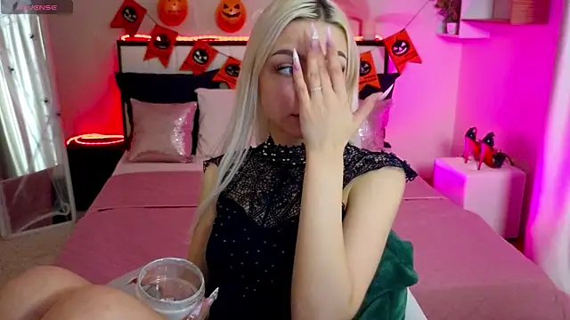 Snapshot of LinaLirian chatting on 10.28.25 LinaLirian online show from 10.28.25