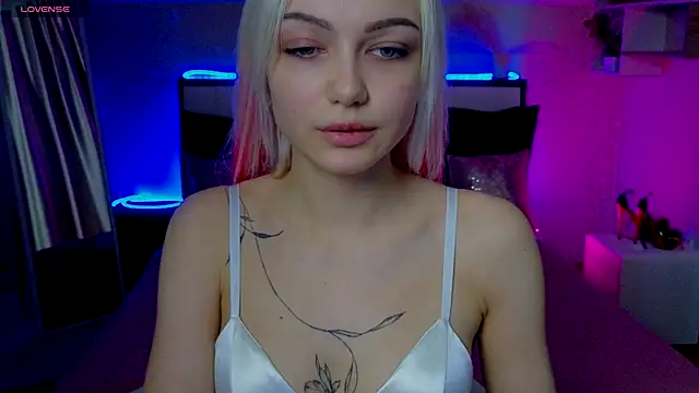 Snapshot of LinaLirian chatting on 11.15.25 LinaLirian online show from 11.15.25