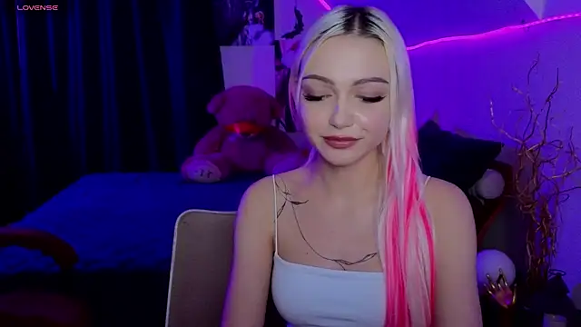 Snapshot of LinaLirian chatting on 11.17.25 LinaLirian online show from 11.17.25