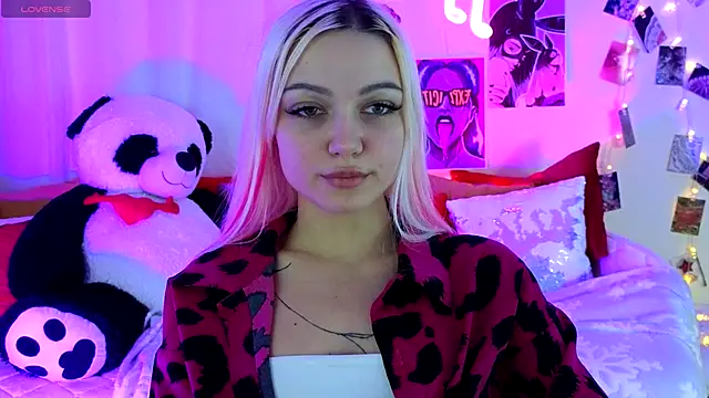 Snapshot of LinaLirian chatting on 11.18.25 LinaLirian online show from 11.18.25