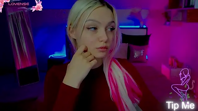 Snapshot of LinaLirian chatting on 11.22.25 LinaLirian online show from 11.22.25