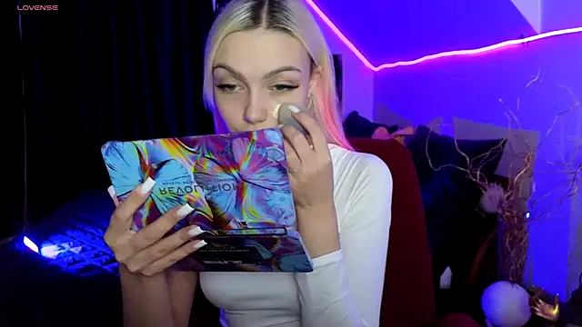 Snapshot of LinaLirian chatting on 11.23.25 LinaLirian online show from 11.23.25