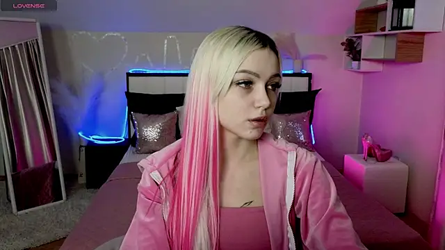 Snapshot of LinaLirian chatting on 12.01.25 LinaLirian online show from 12.01.25