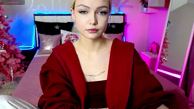 Snapshot of LinaLirian chatting on 12.13.25 LinaLirian online show from 12.13.25