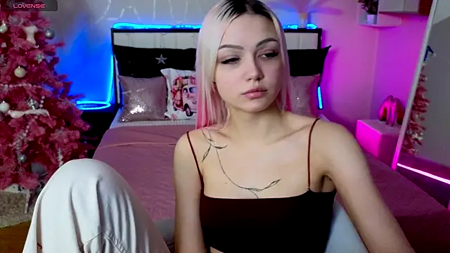 Snapshot of LinaLirian chatting on 12.16.25 LinaLirian online show from 12.16.25