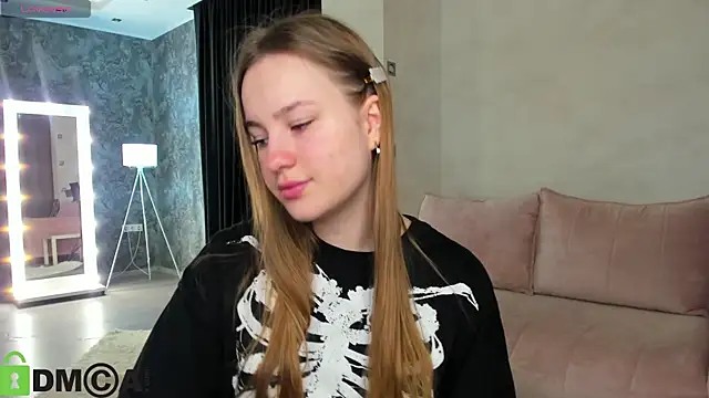 Snapshot of Candy_Cansew chatting on 10.26.25 Candy Cansew online show from 10.26.25