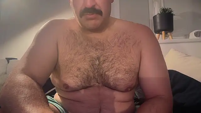 Snapshot of CloudyMuscleBeefy chatting on 04.14.26 CloudyMuscleBeefy online show from 04.14.26