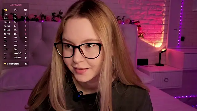 Snapshot of FlowersLover chatting on 11.09.25 FlowersLover online show from 11.09.25