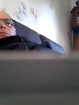 Snapshot of Vince072 chatting on 10.06.25 Vince072 online show from 10.06.25