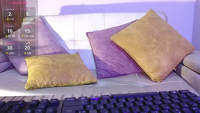 Snapshot of alesiamoore chatting on 09.19.25 alesiamoore online show from 09.19.25