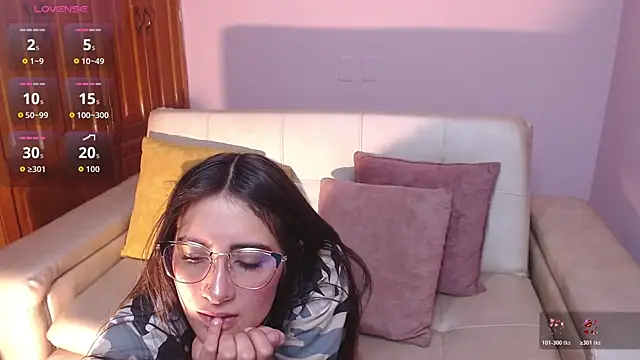 Snapshot of alesiamoore chatting on 11.07.25 alesiamoore online show from 11.07.25