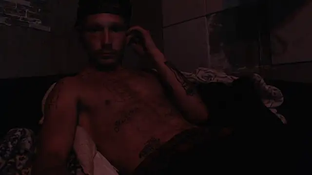 Snapshot of mastertrap chatting on 10.01.25 mastertrap online show from 10.01.25