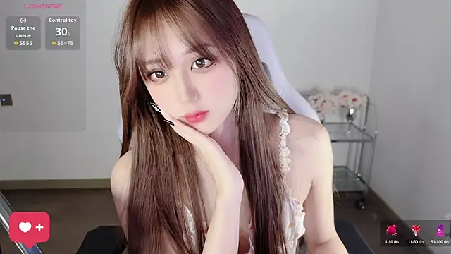 Snapshot of OwQoll chatting on 10.15.25 OwQoll online show from 10.15.25