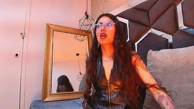 Snapshot of viollettaa_ chatting on 11.30.25 viollettaa online show from 11.30.25