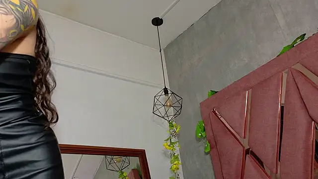 Snapshot of viollettaa_ chatting on 12.05.25 viollettaa online show from 12.05.25