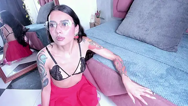 Snapshot of viollettaa_ chatting on 12.16.25 viollettaa online show from 12.16.25