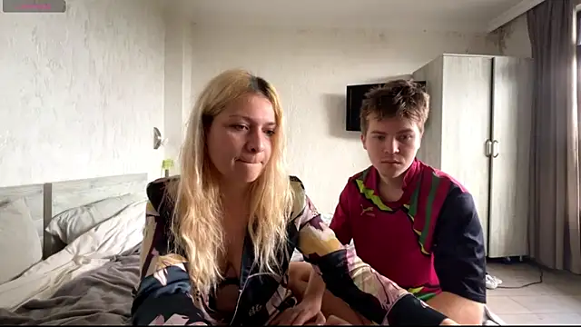 Hikki  online show from 10.19.25