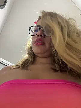 Snapshot of sara_calderon chatting on 09.26.25 sara calderon online show from 09.26.25