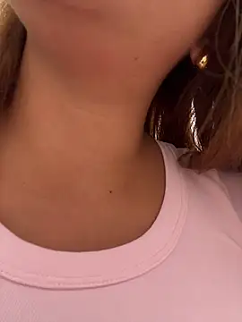 Snapshot of sara_calderon chatting on 11.18.25 sara calderon online show from 11.18.25