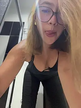 Snapshot of sara_calderon chatting on 12.02.25 sara calderon online show from 12.02.25