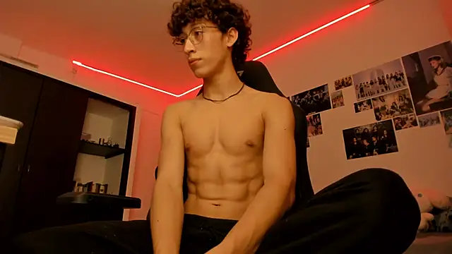 Snapshot of velvet_skyn chatting on 10.22.25 velvet skyn online show from 10.22.25