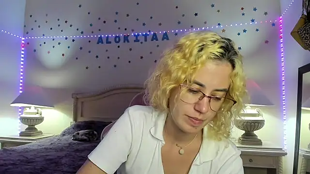 Snapshot of aalokitaa chatting on 11.04.25 aalokitaa online show from 11.04.25