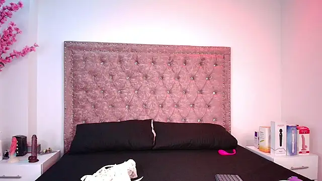 Snapshot of Antonella_wild chatting on 05.18.26 Antonella wild online show from 05.18.26