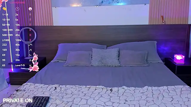 Snapshot of samanthaa_moon chatting on 10.01.25 samanthaa moon online show from 10.01.25