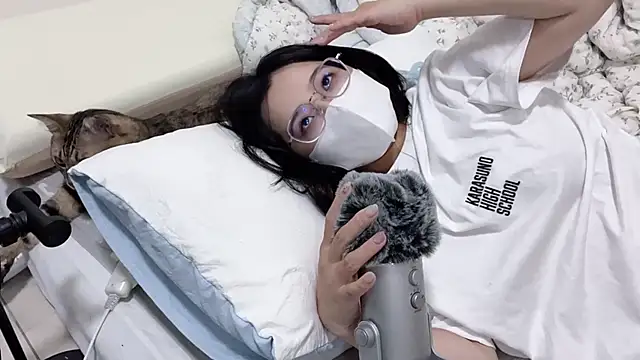 Snapshot of LHeart chatting on 10.31.25 LHeart online show from 10.31.25